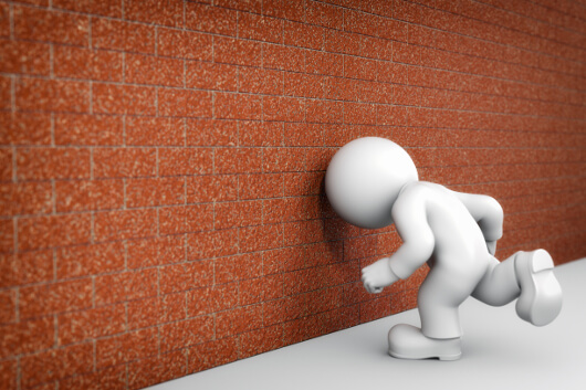 Mannetje ramt zijn hoofd tegen de muur, als voorbeeld van zelfkastijding