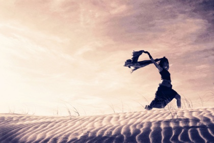 Vrouw is vrij en rent door het zand