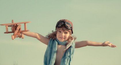 Jongetje met houten vliegtuig