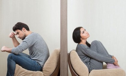 Twee mensen die elkaar negeren en niet goed omgaan met problemen