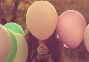 Een ballon vol emoties in een wereld vol spelden