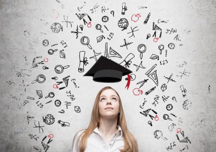 Vrouw Die Nadenkt Over Het Bereiken Van Haar Doelen Als Voorbeeld Van Neurolinguïstisch Programmeren