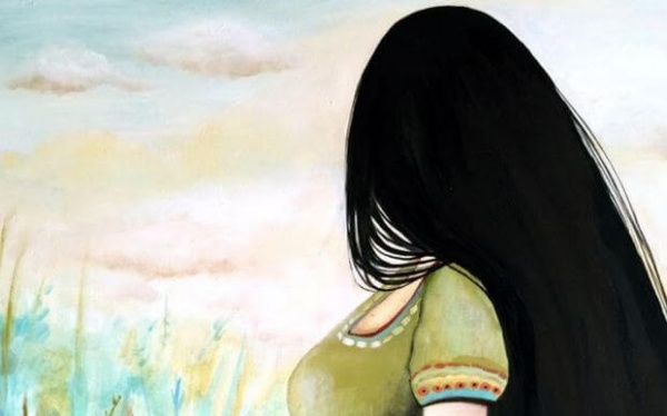 Vrouw met mooi Lang Zwart Haar en een geweldig vrouwelijk brein