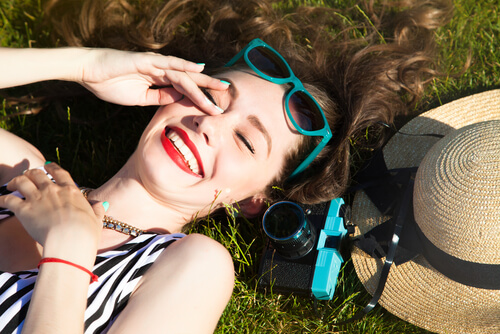 Meisje Dat In Het Gras Ligt Te Genieten Van De Zon En Zo Haar Haar In De War Laat Brengen