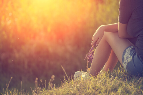 Vrouw Zit in Gras