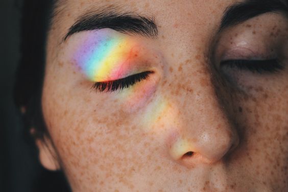 Vrouw Met Regenboog Op Haar Oog