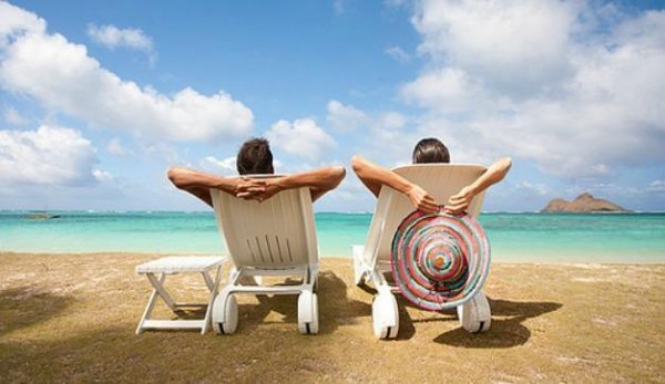 Twee Mensen Die Liggen Te Genieten Op Het Strand En Hun Leven Niet Laten Vergallen Door Hun Vervelende Baas