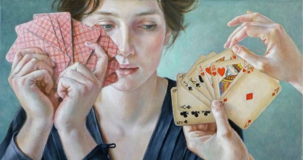 Vrouw Die Zit Te Kaarten