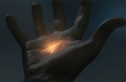 Hand Die Licht Geeft In Het Donker