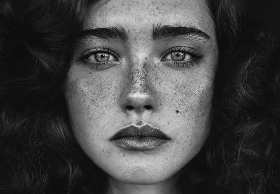 Zwart-Wit Foto Van Een Meisje Dat Veel Sproeten Heeft