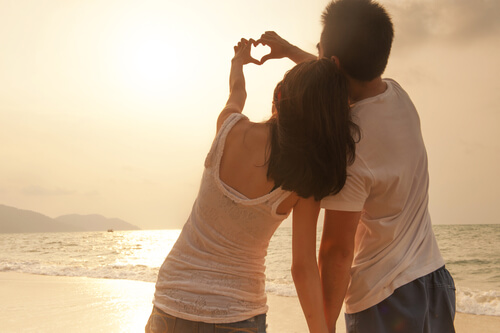 Man En Vrouw Gelukkig Op Het Strand Ondanks De Beproevingen Van Het Leven