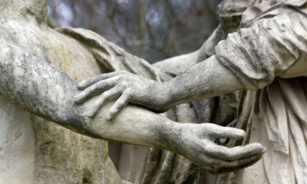 stenen-beelden Beelden Waarbij Een Persoon De Ander Vastpakt