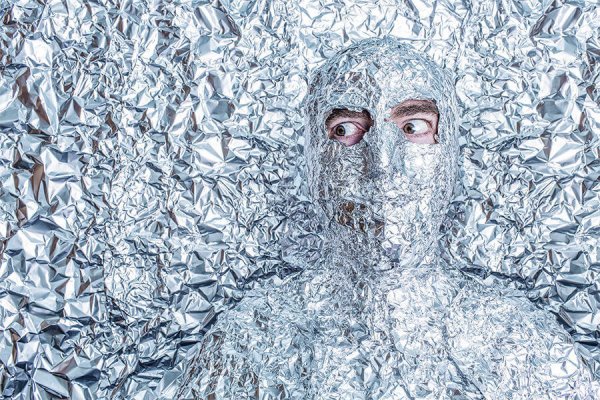 Man Die Ingepakt Zit In Aluminiumfolie En Dit Bezorgt Hem Psychische Stress