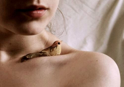 Meisje Met Een Vogeltje Op Haar Schouder