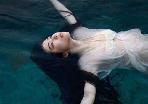 Vrouw Die Op Water Drijft