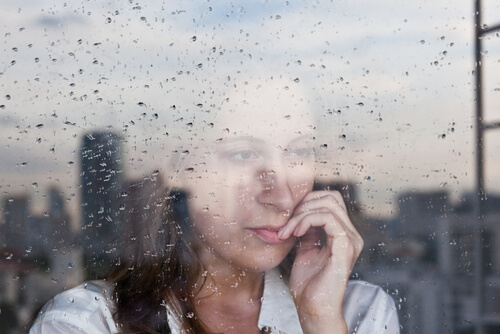 Vrouw Kijkt Uit Raam Op Regenachtige Dag En Kampt Met Nostalgie