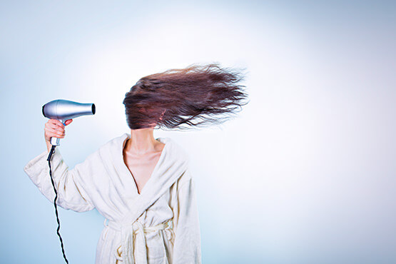 Vrouw Die Haar Haar Op Vreemde Wijze Föhnt Omdat Ze Lijdt Aan Psychische Stress