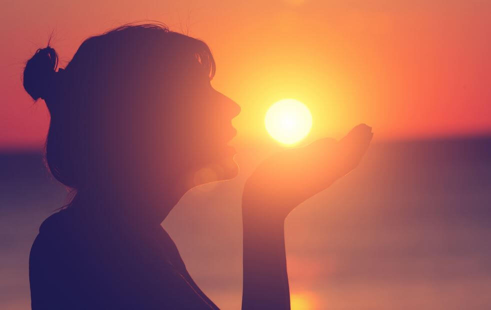 Vrouw Die De Ondergaande Zon Op Haar Hand Houdt Om Pijn Na Verlies Te Verzachten