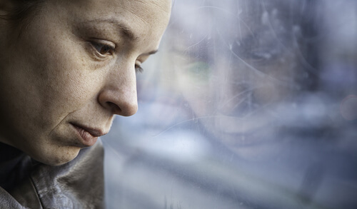 Vrouw Die Verdrietig Uit Het Raam Staart Want De Pijn Na Verlies Is Heftig