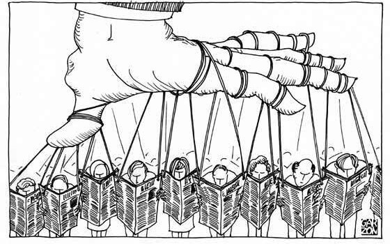Een Hand Die Met Allemaal Touwtjes Een Groep Mensen Bestuurt Die De Krant Lezen Als Symbool Voor Hoe We Worden Gemanipuleerd Door De Media 