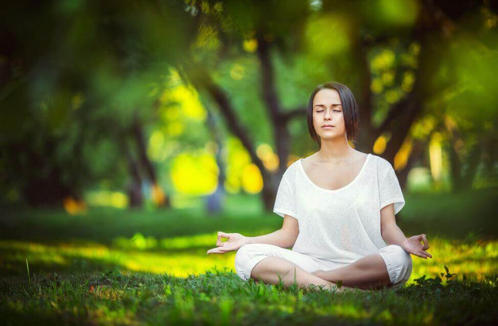Vrouw Die In Het Bos Zit Te Mediteren Want Zij Wil Spiritueel Ontwaken