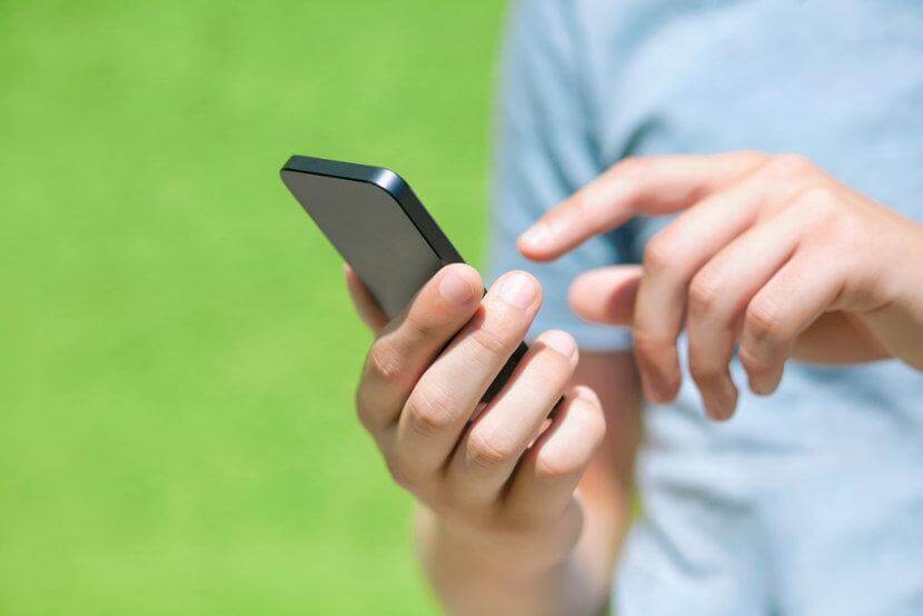 Jongen Die Bezig Is Op Zijn Telefoon Voor Wie De Boodschap Haal Het Meeste Uit Je Studietijd Niet Geldt