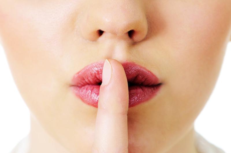 Vrouw Die Haar Vinger Voor Haar Lippen Houdt