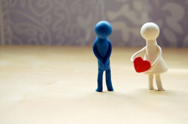 Meisjespoppetje Die Haar Hart Geeft Aan Een Jongenspoppetjes Omdat Ernaar Streven Te Behagen Voor Velen Een Zwakte Is