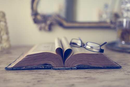 Opengeslagen Boek Met Een Bril Erop