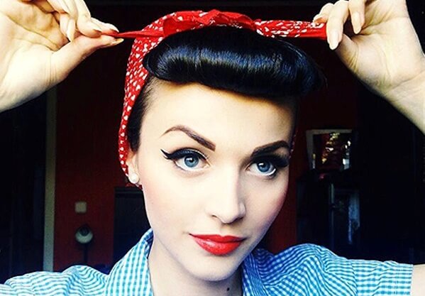 Vrouw Die Een Strik In Haar Haar Doet En Misschien Wel De Blinddoek Van Liefde Draagt