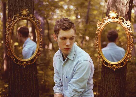 Jongen Die In Het Bos Staat Met Twee Spiegels Achter Zich Als Voorbeeld Van De Soorten Mannen Die Je Beter Kunt Vermijden