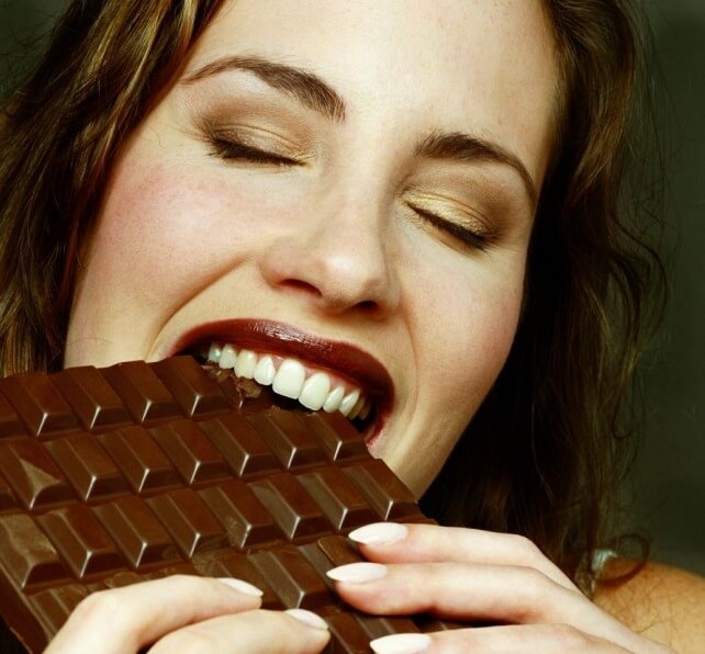 Vrouw Eet Chocola, Deze Handeling Activeert Het Beloningssysteem In De Hersenen