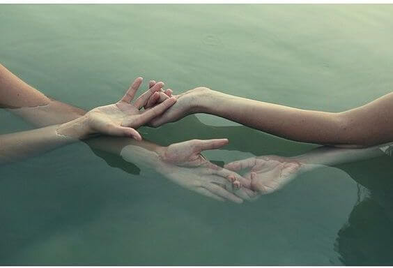 Twee Paar Handen Die Elkaar Onder Water Vasthouden 