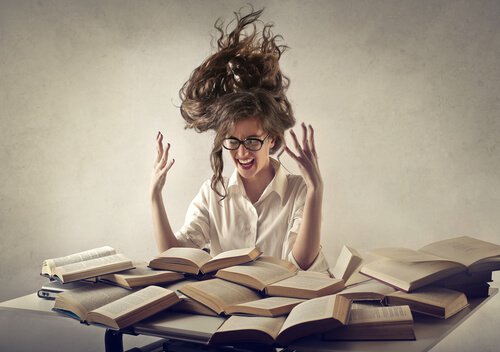 Meisje Wiens Haar Helemaal In De War Zit En Allemaal Boeken Voor Zich Heeft Liggen