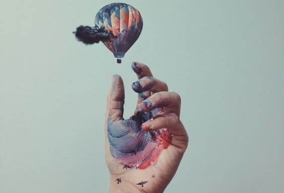 Hand Die Een Luchtballon Loslaat