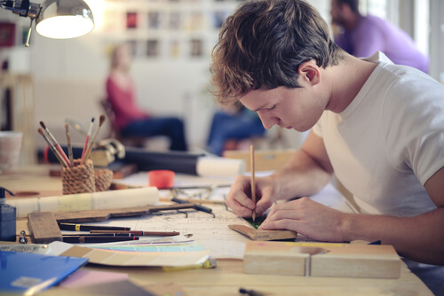 Jongen Die Creatief Begaafd Is, Is Aan Het Tekenen