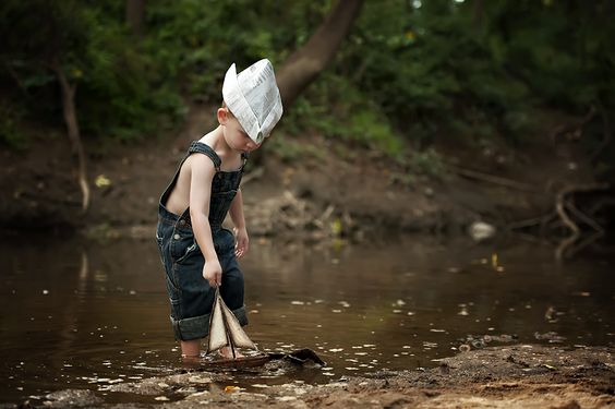 Jongetje Dat Alleen Met Een Bootje Speelt Omdat Eenzaamheid Bij Kinderen Zich Steeds Vaker Voordoet