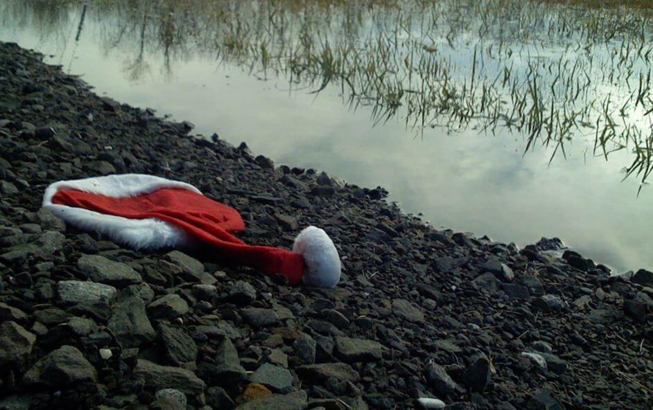 Kerstmuts Op Steentjes Naast Water