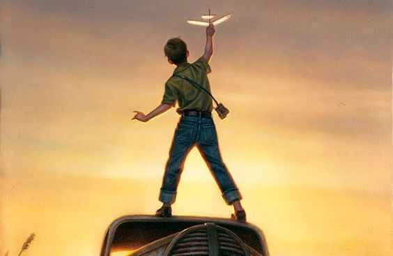 Jongen Die Boven Op Een Auto Staat Om Zijn Modelvliegtuigje Te Laten Vliegen Want Hij Wil Zijn Creativiteit Verzorgen