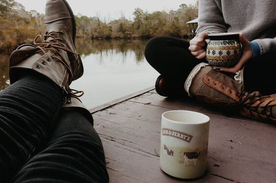 Twee Vrienden Die Samen Op Een Steiger Koffie Drinken Want Koffie Met Vrienden Maakt Onze Problemen Lichter
