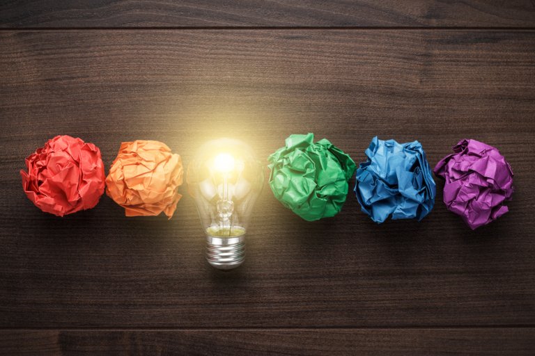 Een Gloeilamp Met Bolletjes Papier Ernaast Van Verschillende Kleuren Want We Moeten Onze Creativiteit Verzorgen