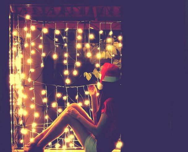 Meisje Met Een Kerstmuts Op En Lichtjes En Lege Stoelen Om Zich Heen