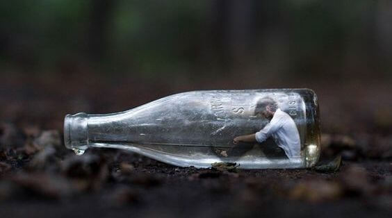 Man Die Vastzit In Een Glazen Fles