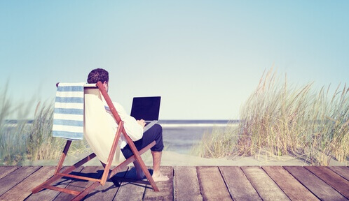 Man Die Werkt Op Het Strand Want Hij Heeft Geleerd Wees Productiever Met Het Pareto-principe