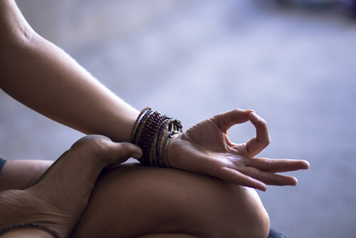 Voeten En Handen Van Een Vrouw Die Zit Te Mediteren Want Ze Moet Haar Oxytocinespiegel Doen Stijgen