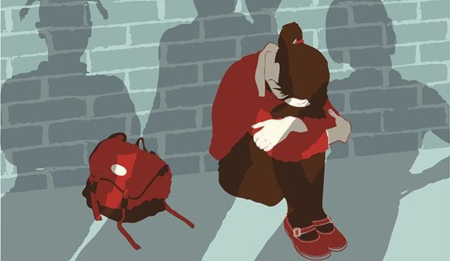 Meisje Zit Op De Grond Te Huilen Omdat Ze Gepest Wordt