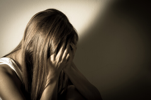 Meisje Met Haar Hoofd In Haar Handen