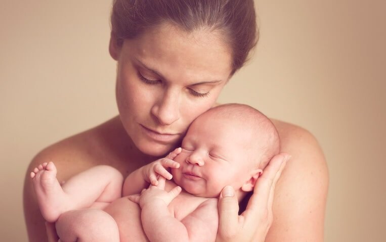 Beschermende Moeder Met Haar Baby In Haar Handen, Want Een Moeder Is Een Moeder, Niet Een Beste Vriendin