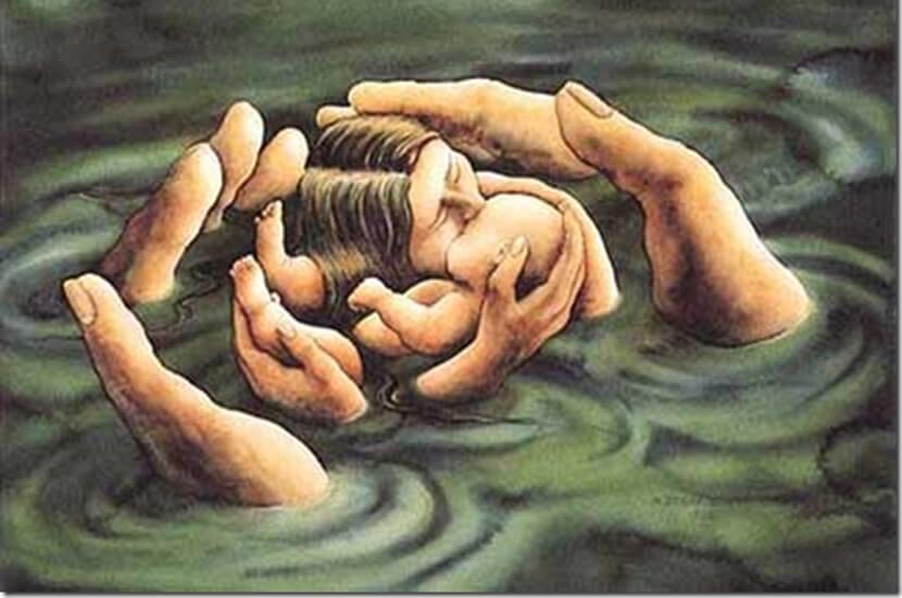 Vrouw Met Haar Baby In Twee Grote Handen In Het Water Als Voorbeeld Van De Schoonheid Van De Verwekking En Zwangerschap