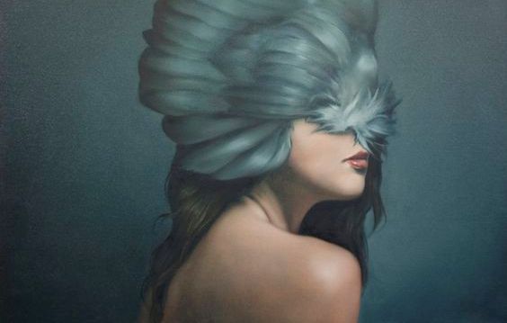 Meisje Wiens Ogen Bedekt Zijn Met Veren En Dit Meisje Is Tevreden Met Kruimels